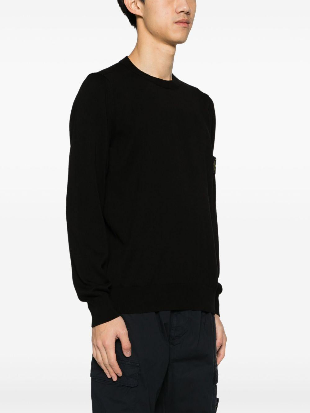 Maglione nero con applicazione 