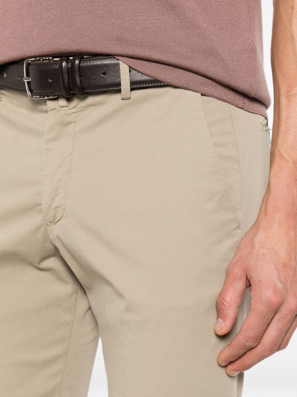 Pantaloni biscotto con risvolto 