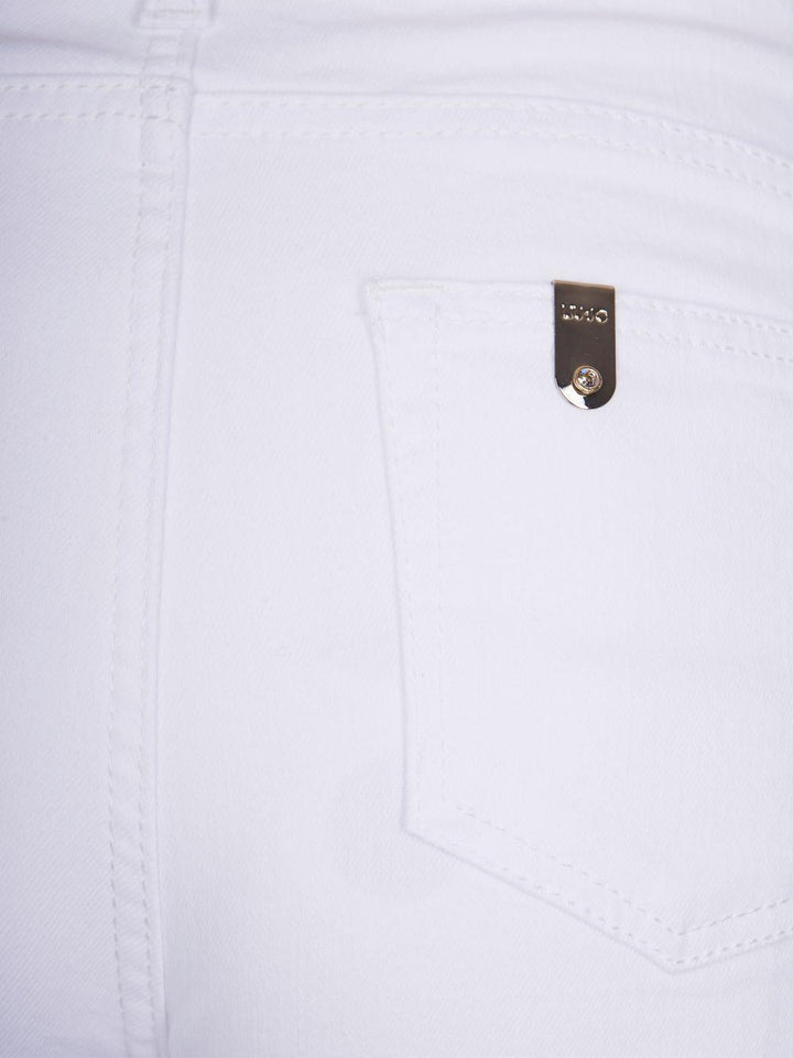 Jeans con bottoni 