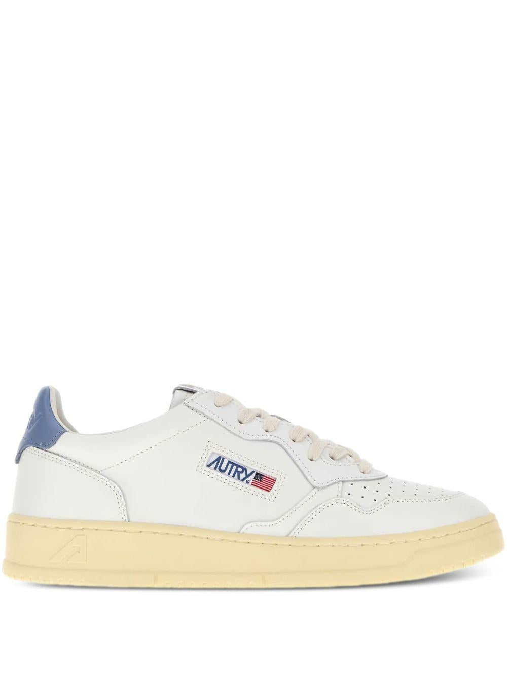 Sneakers bianche in pelle con tallone blu 