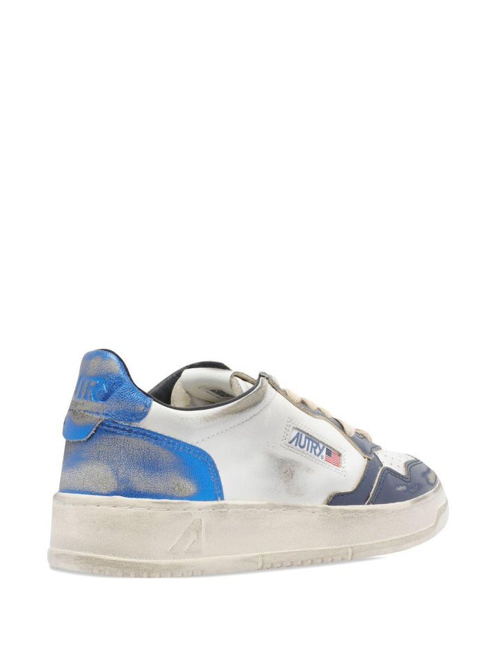 Sneakers bianche in pelle con logo ed effetto vissuto 