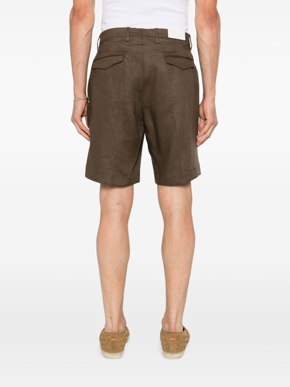 Shorts marroni con pieghe 