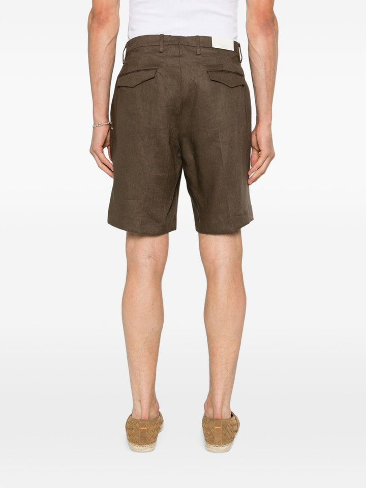 Shorts marroni con pieghe 