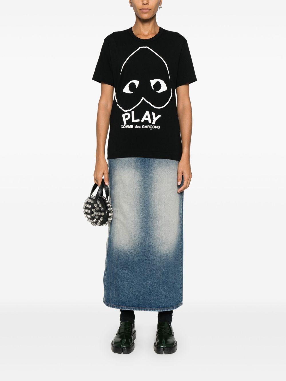 T-shirt nera con motivo a cuore 