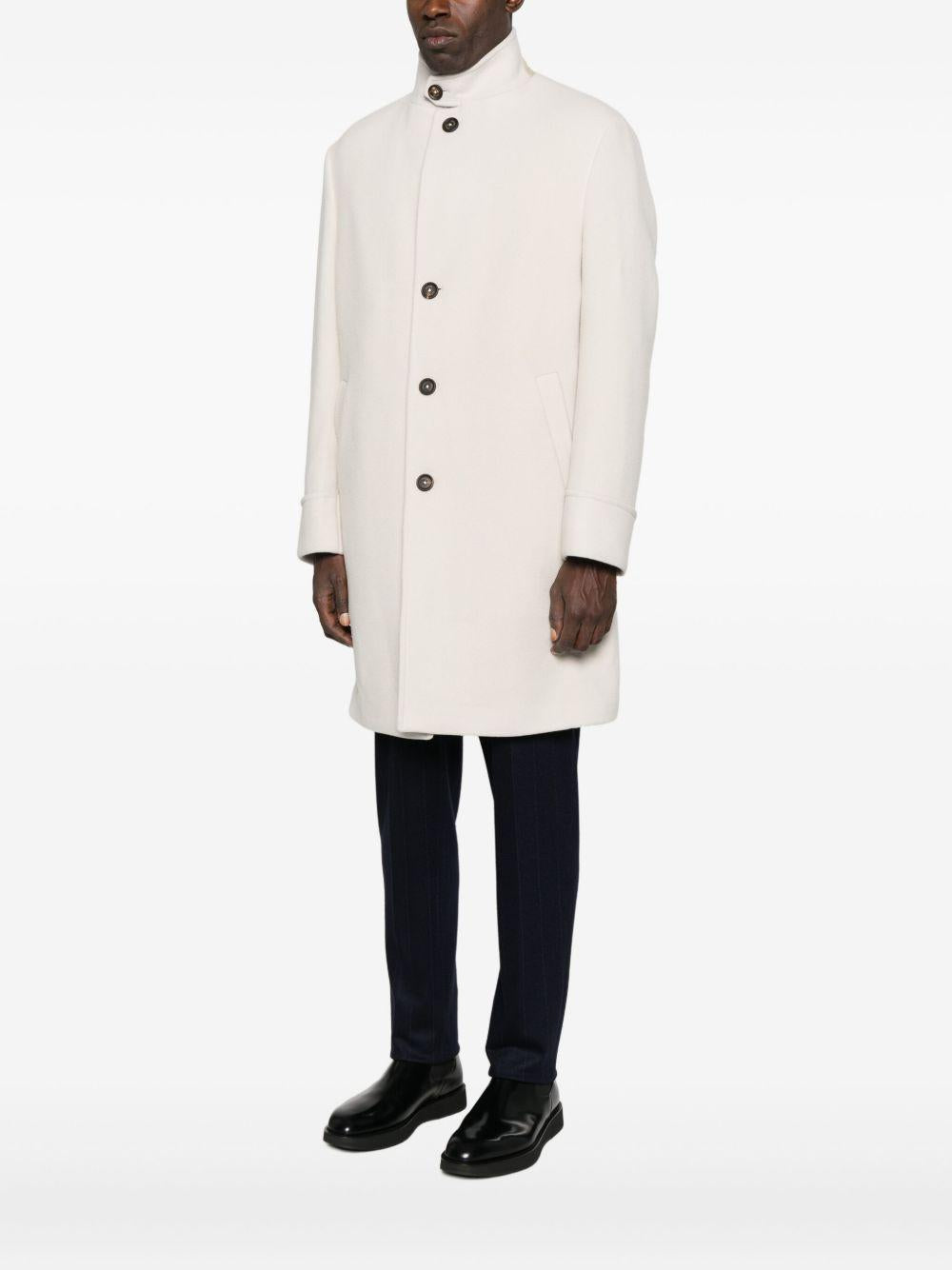 Cappotto ecru a collo alto con bottoni 