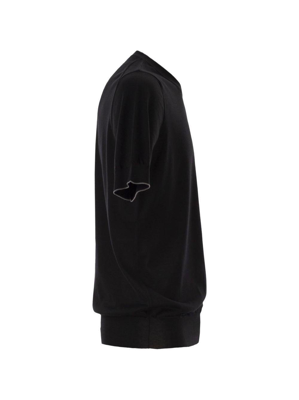 T-shirt nera a costine 