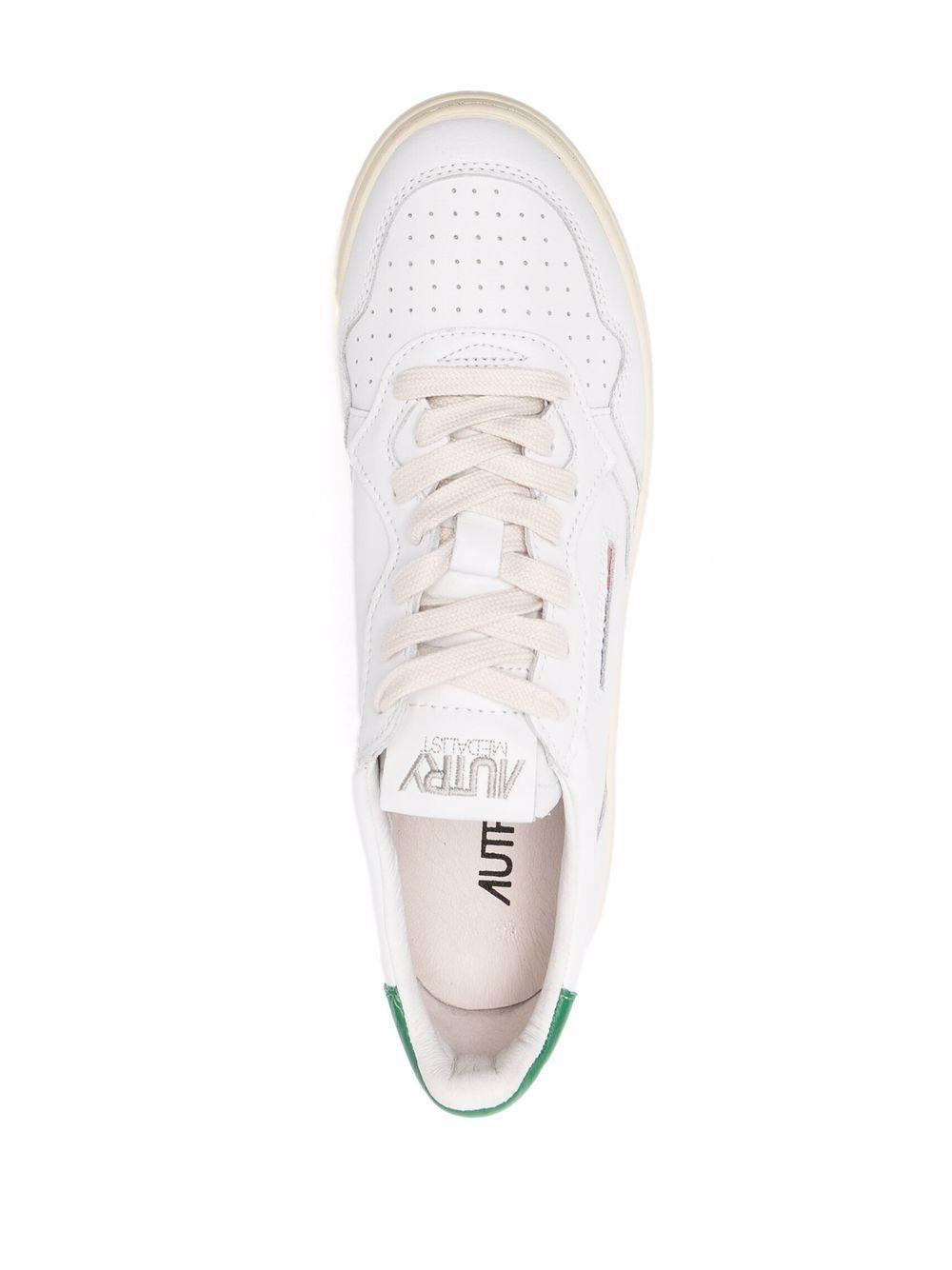Sneakers bianche con logo 