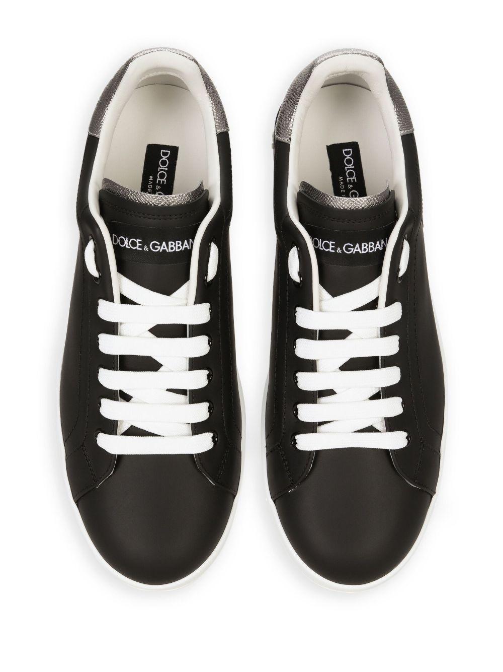 Sneakers nere con applicazione logo 