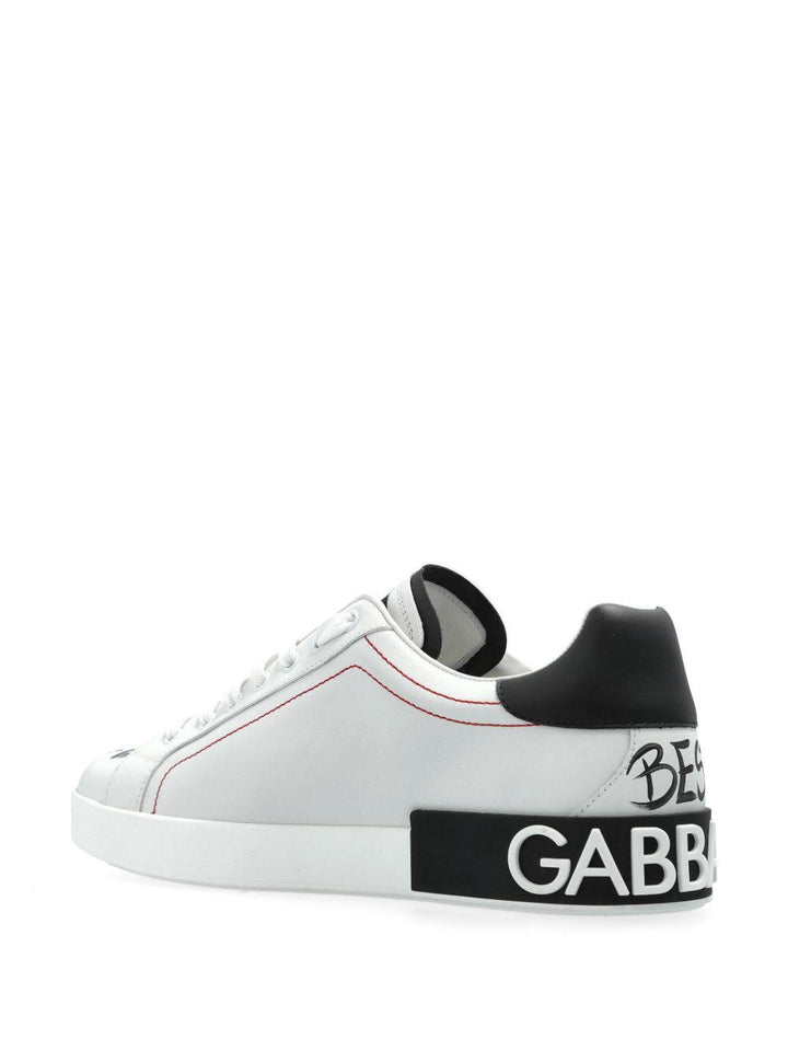 Sneakers bianche con applicazione logo e rinforzo a contrasto 