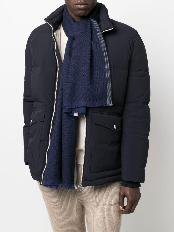 Sciarpa blu navy in lana con frange 