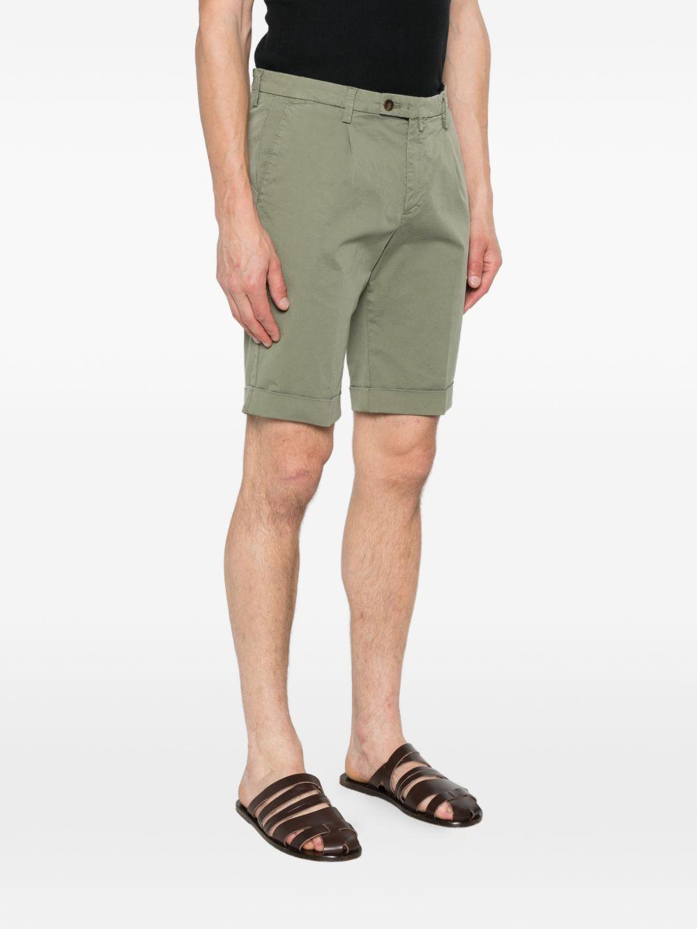 Shorts verde militare con risvolto 