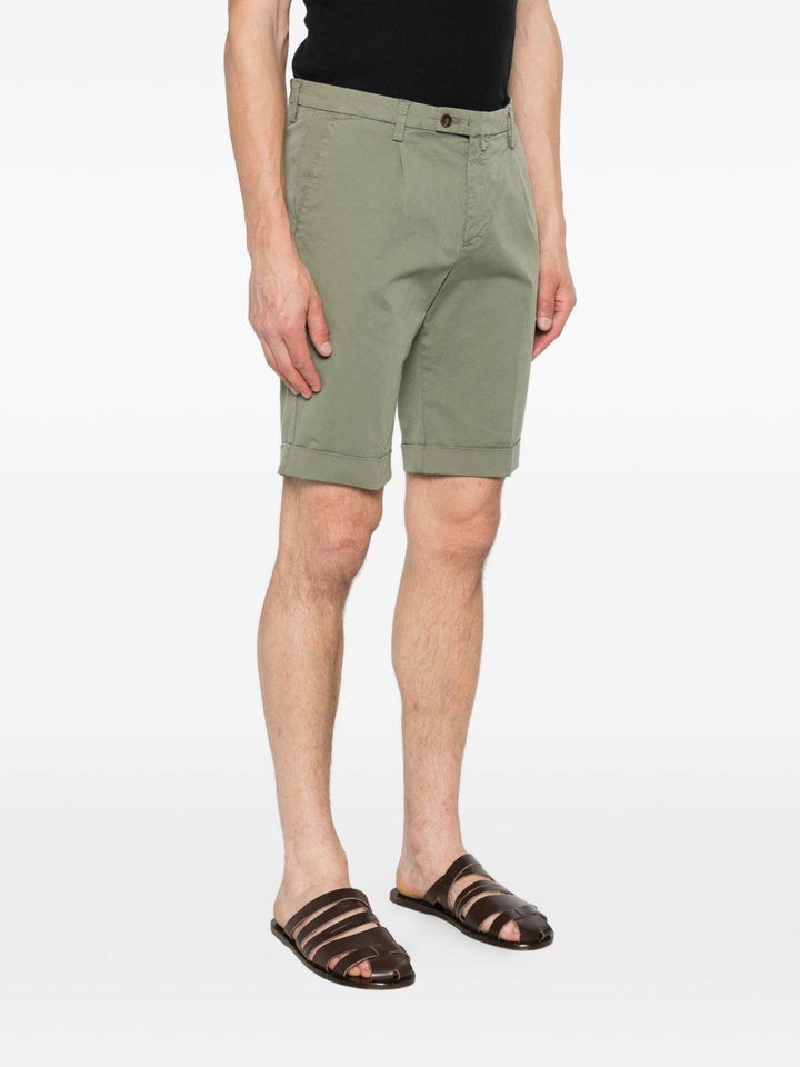 Shorts verde militare con risvolto 