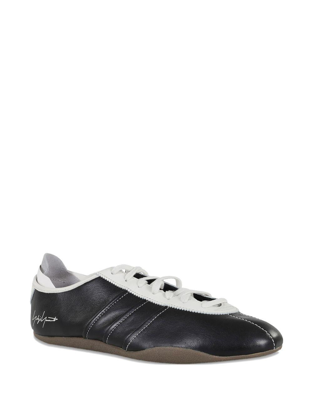Sneakers nere in pelle con righe e logo 