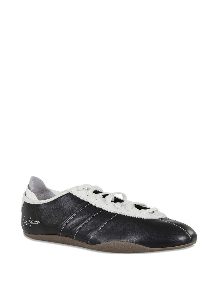 Sneakers nere in pelle con righe e logo 