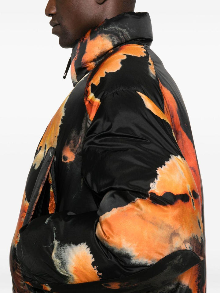 Piumino AOP nero arancio 