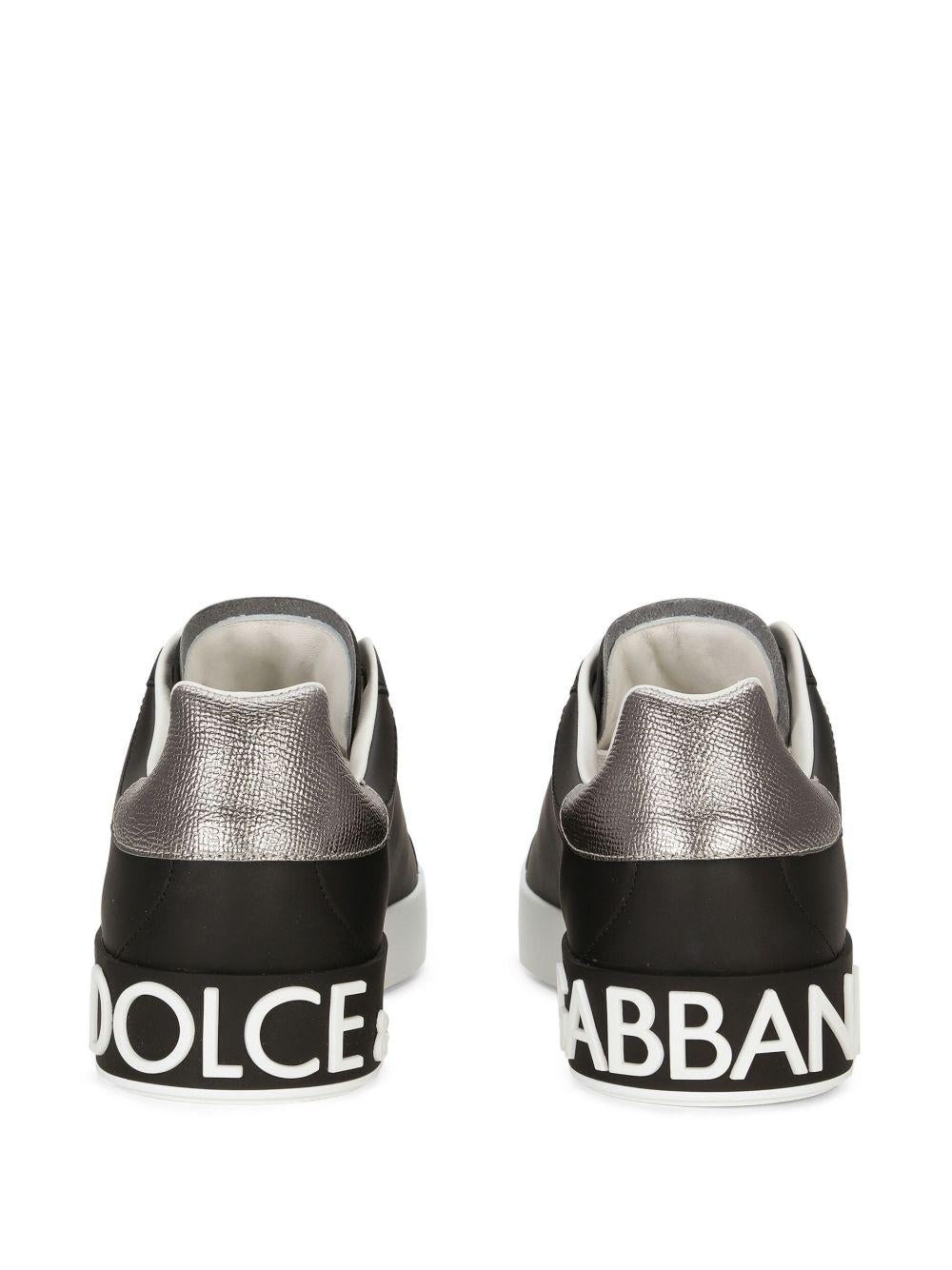 Sneakers nere con applicazione logo 