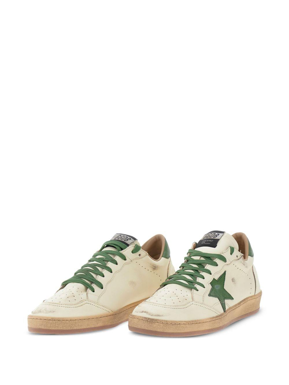 Sneakers bianche opache con applicazione stella verde 