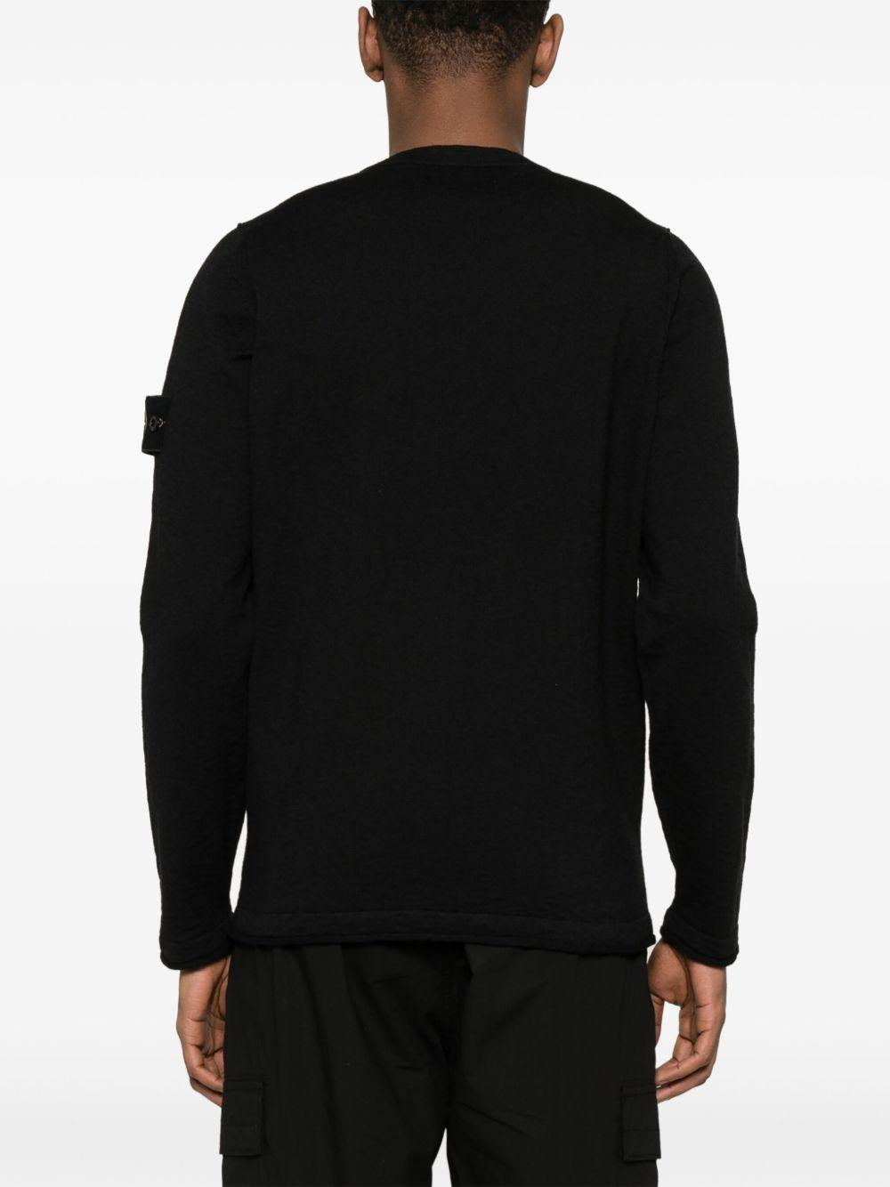 Maglione nero con applicazione 