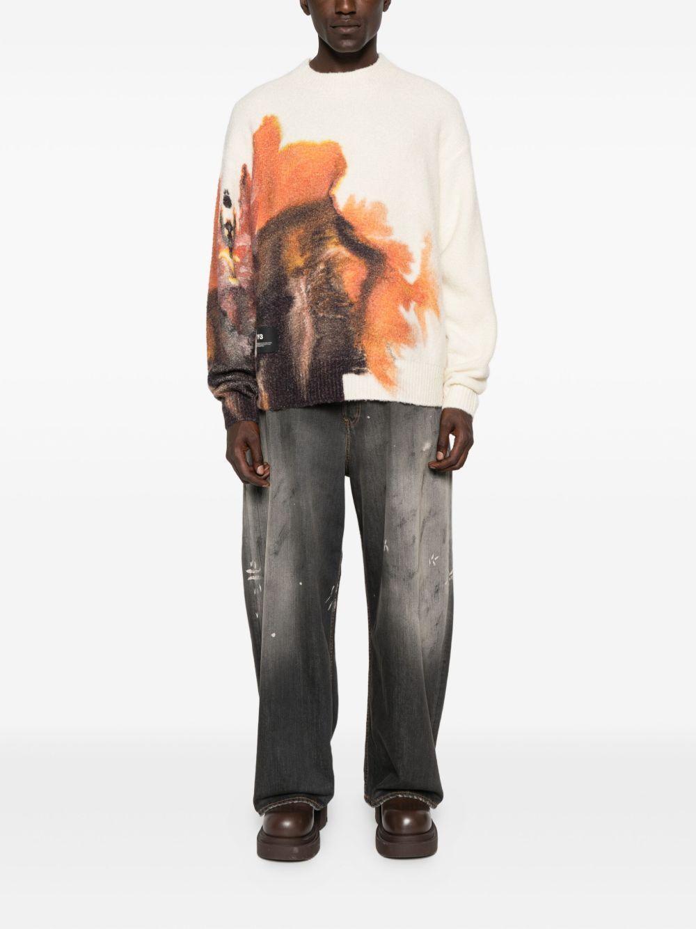 Maglione bianco con stampa grafica 