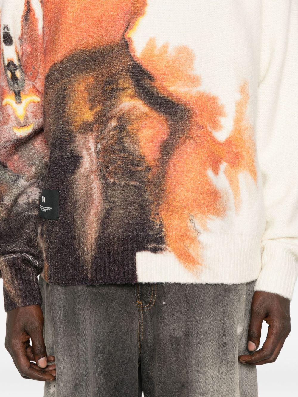 Maglione bianco con stampa grafica 
