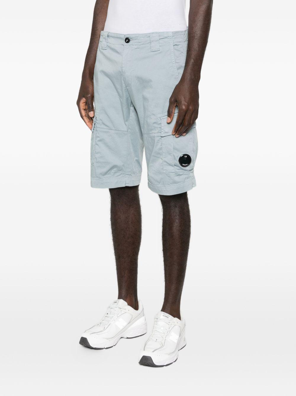 Shorts cargo blu con applicazione 