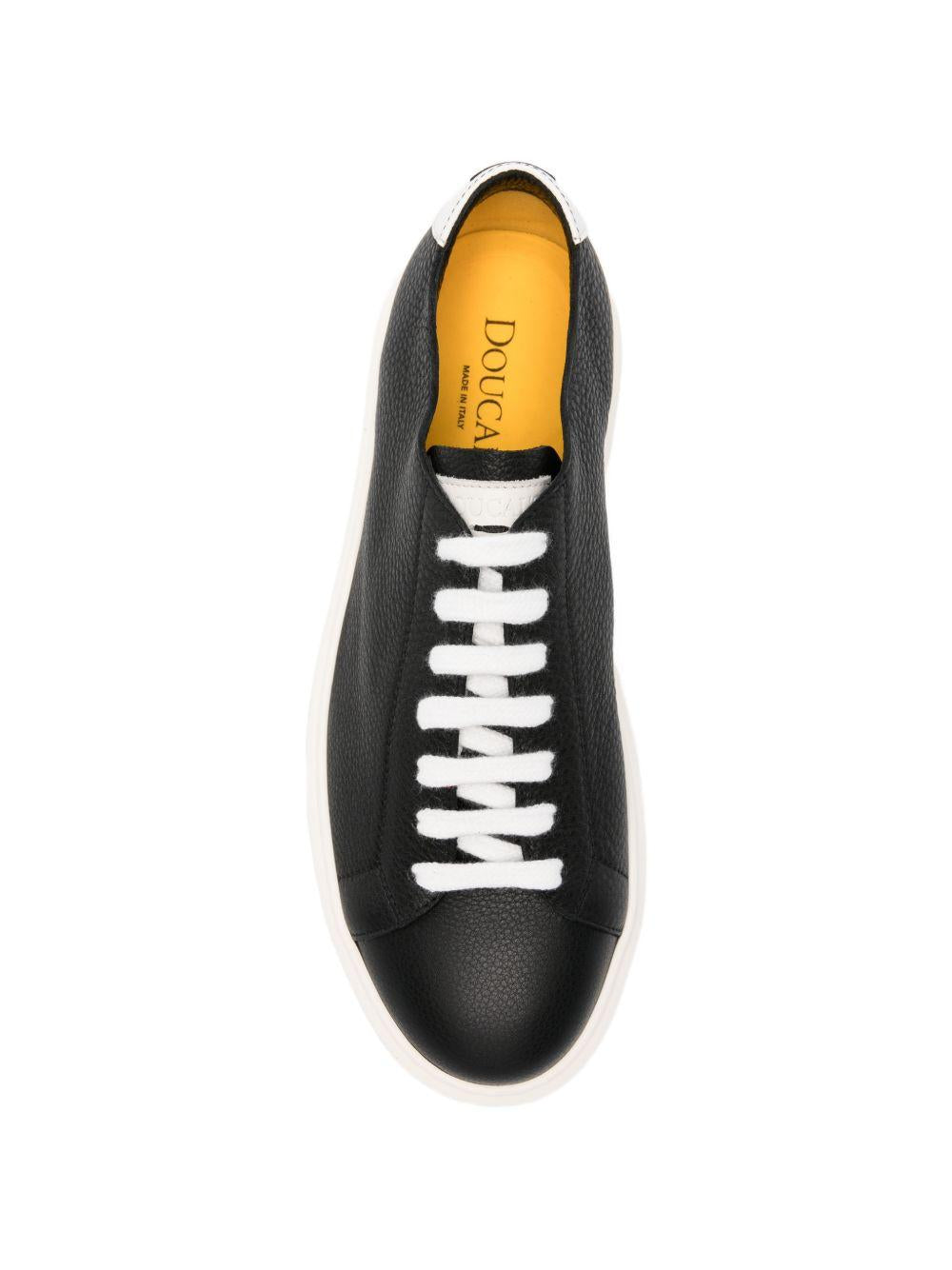 Sneakers marroni in pelle martellata 