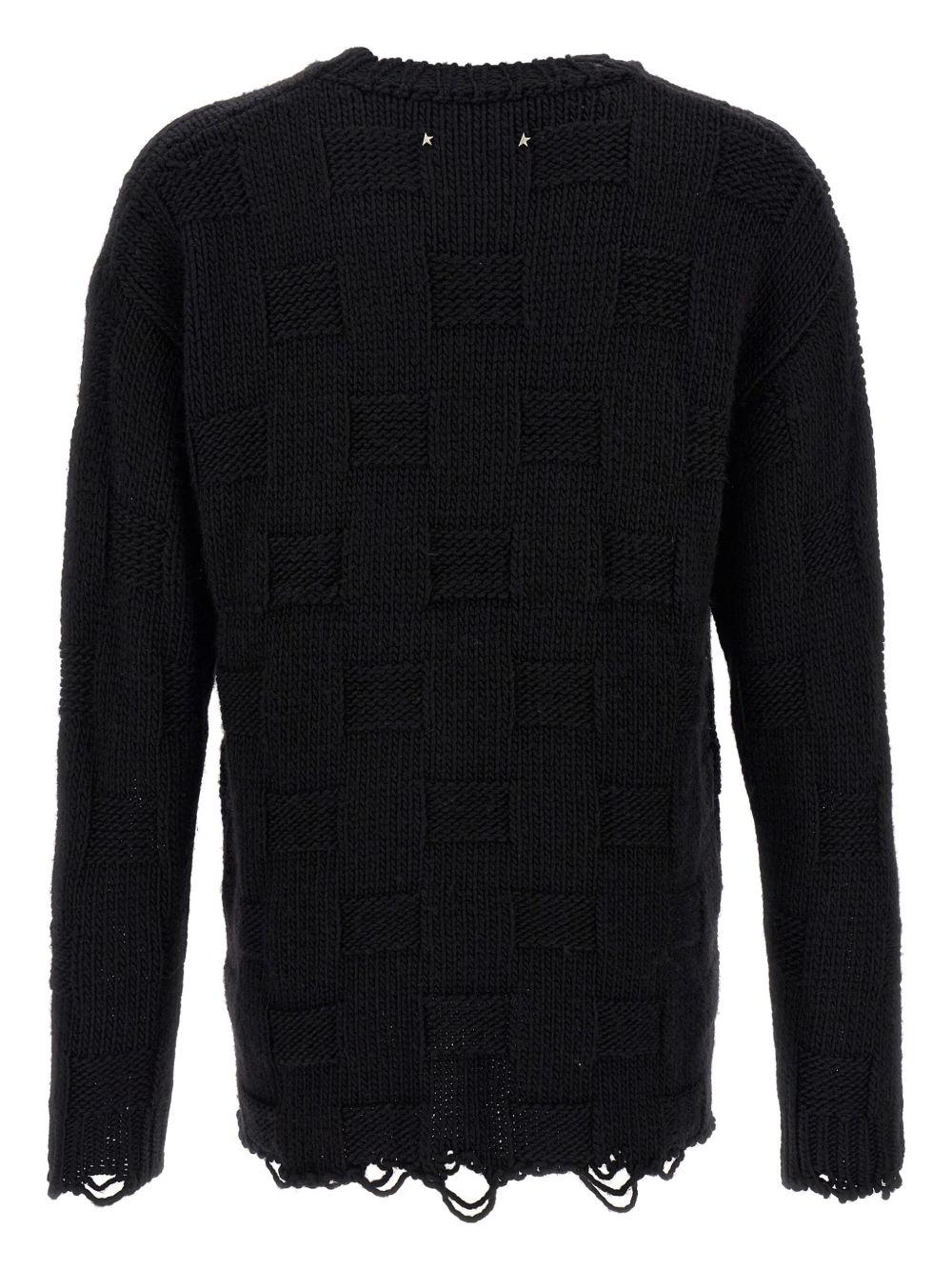 Maglione nero con scollo rotondo e dettagli sfrangiati 