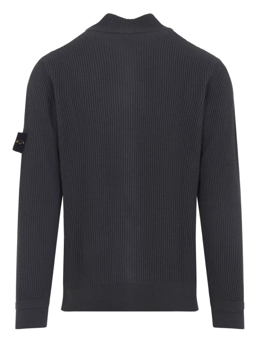 Maglione grigio a coste con zip 