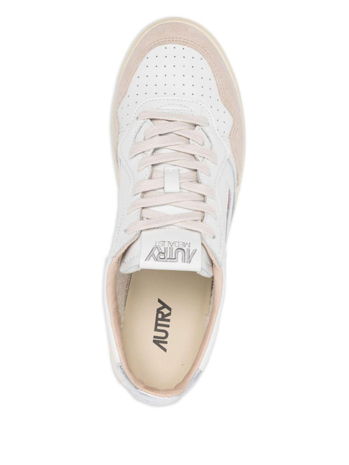 Sneakers bianche opache Medalist con inserto in pelle scamosciata 