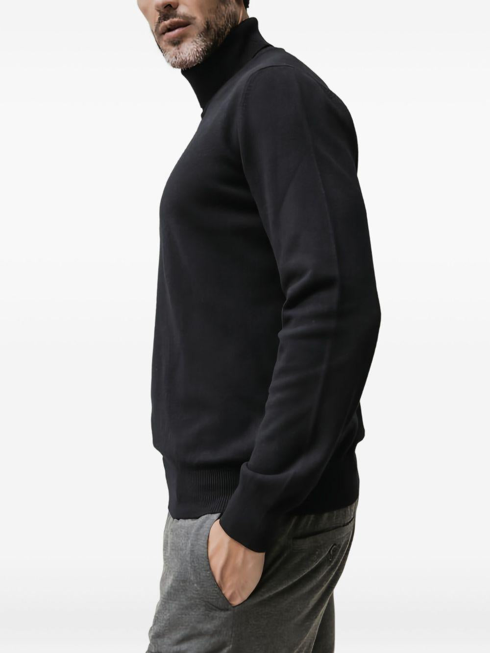Maglione nero a coste con collo alto 