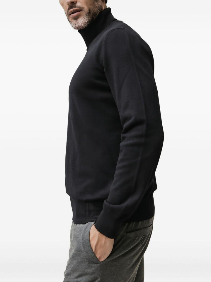 Maglione nero a coste con collo alto 