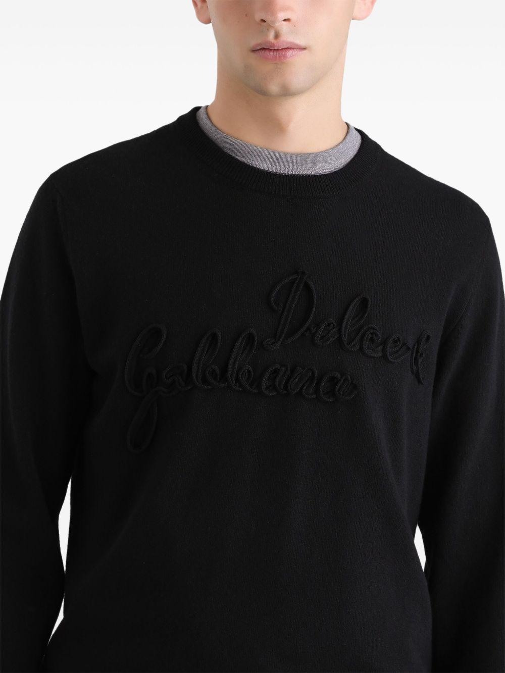Maglione nero girocollo con logo ricamato 