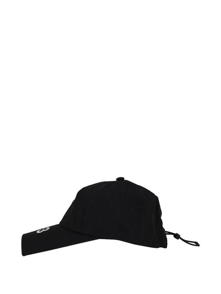 Cappello nero con dettaglio logo 