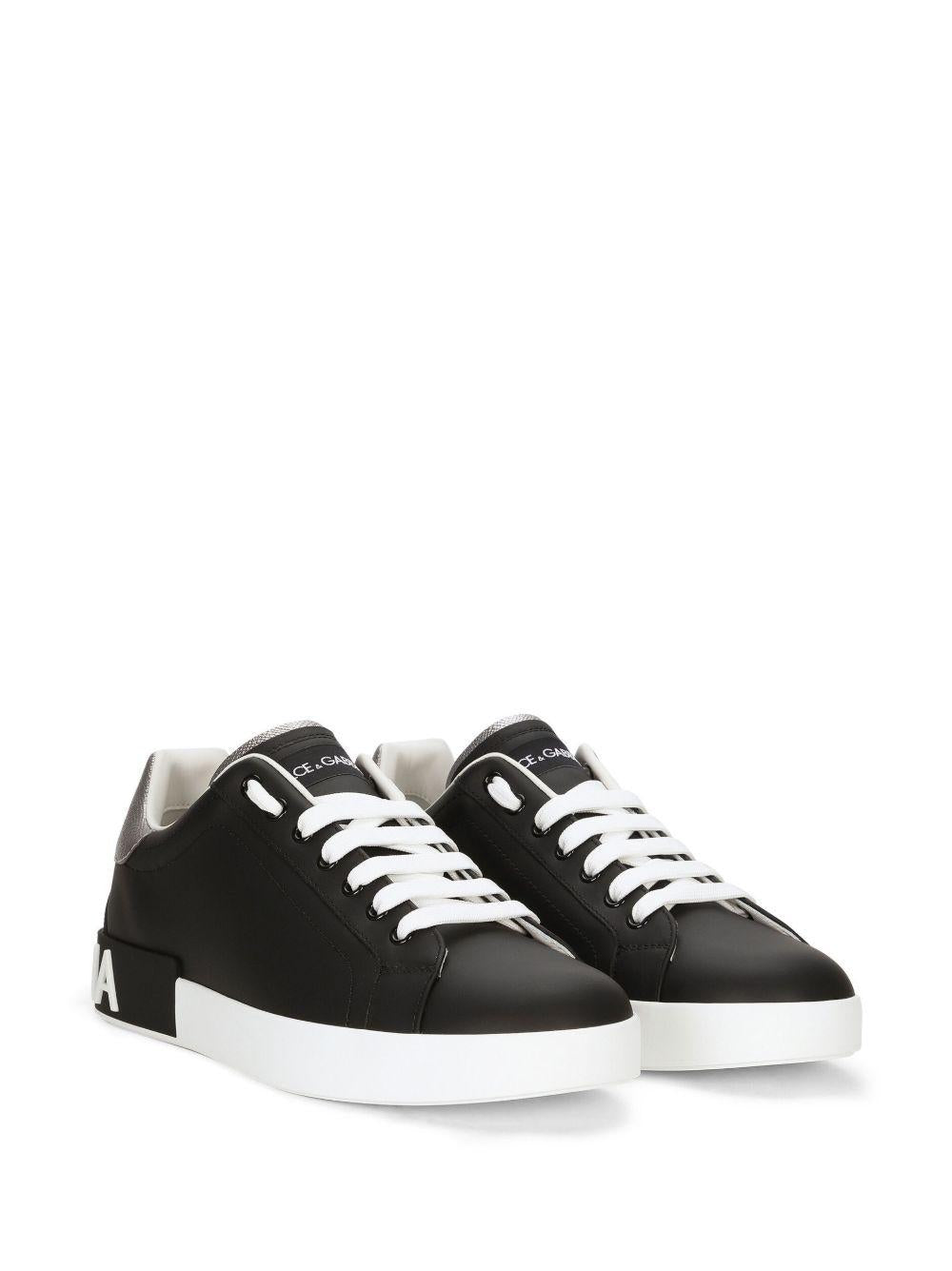 Sneakers nere con applicazione logo 