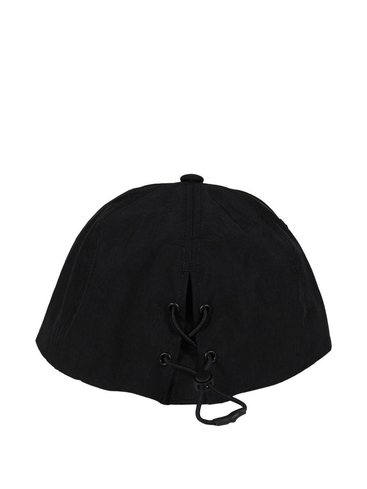 Cappello nero con dettaglio logo 