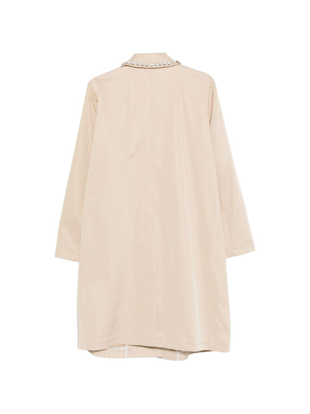 Cappotto in gabardine con decorazioni 