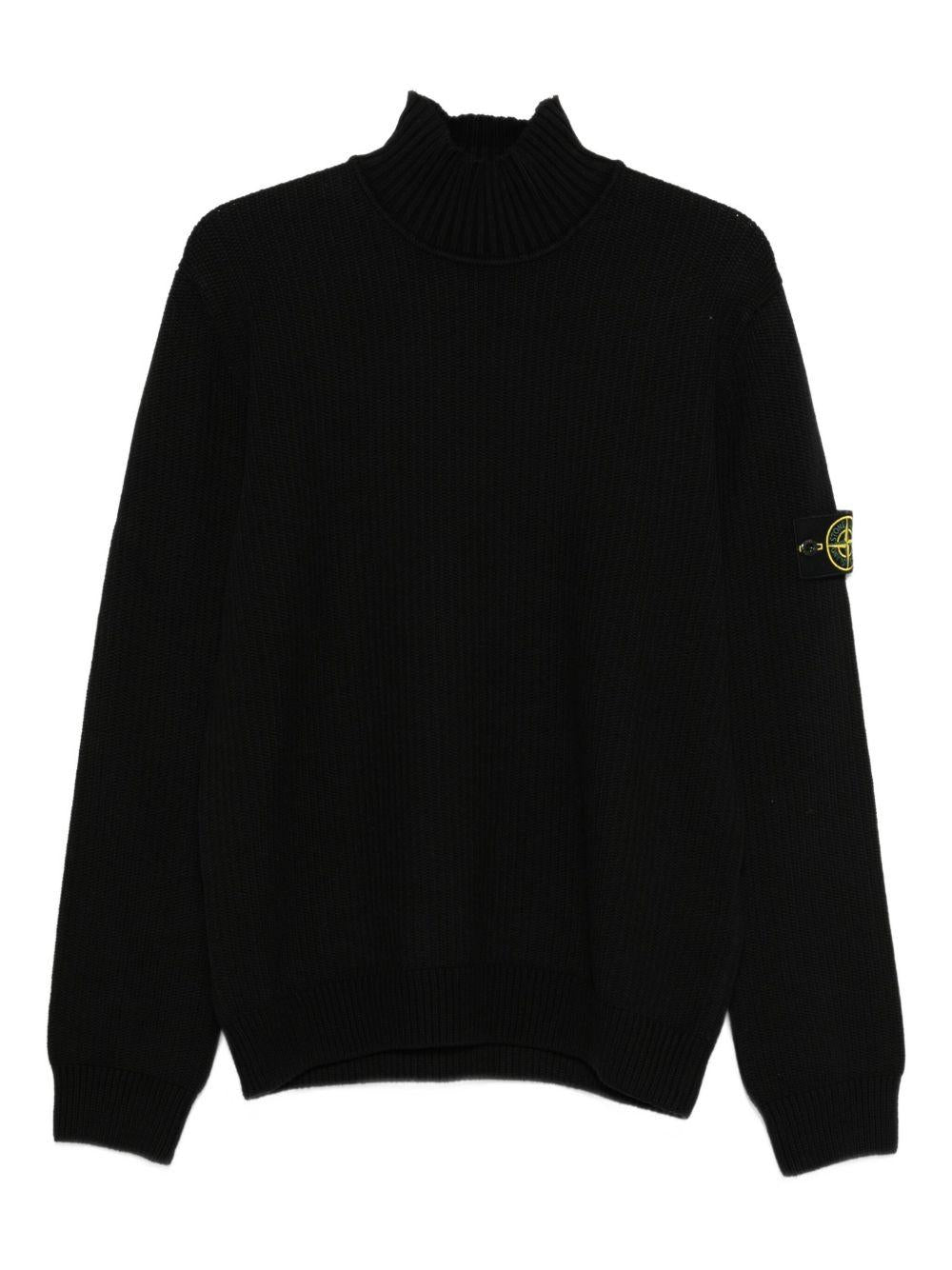 Maglione nero a coste con collo alto 