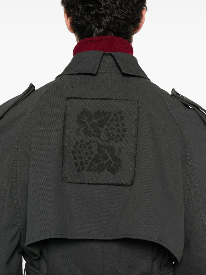 Trench doppiopetto grigio scuro con cintura 