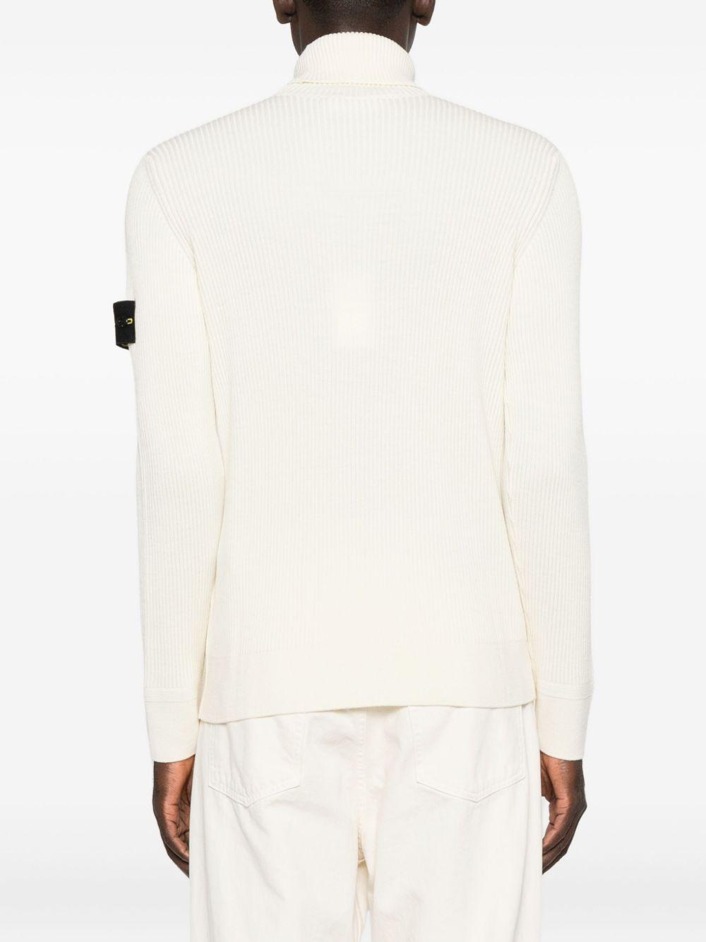 Maglione avorio a coste con collo alto 
