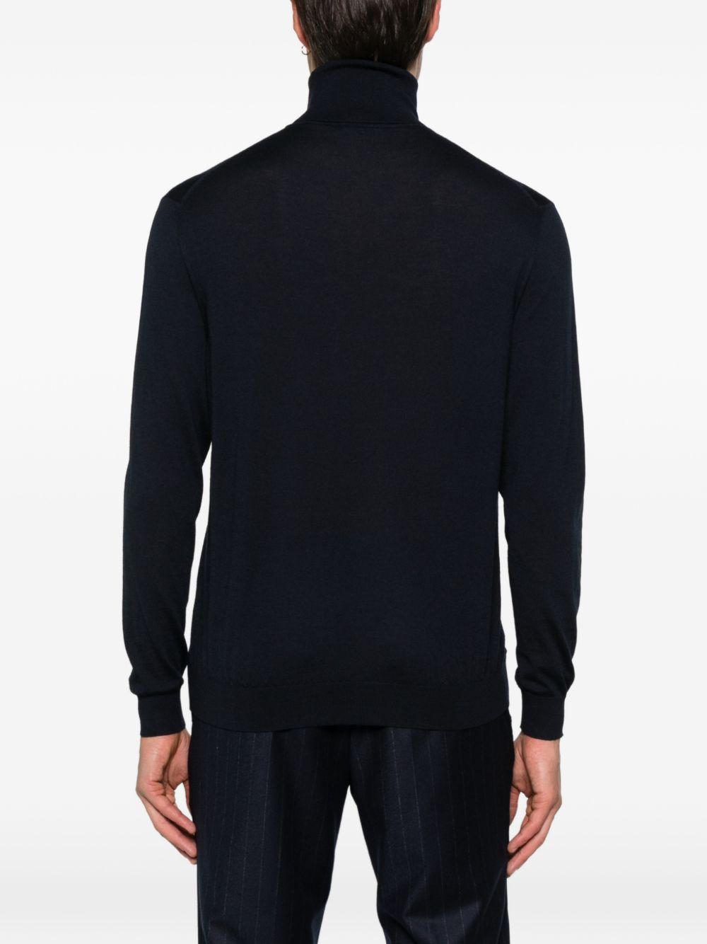 Maglione blu a collo alto 