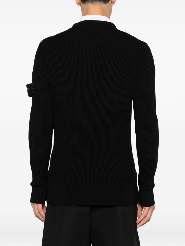 Maglione nero a coste con applicazione logo 