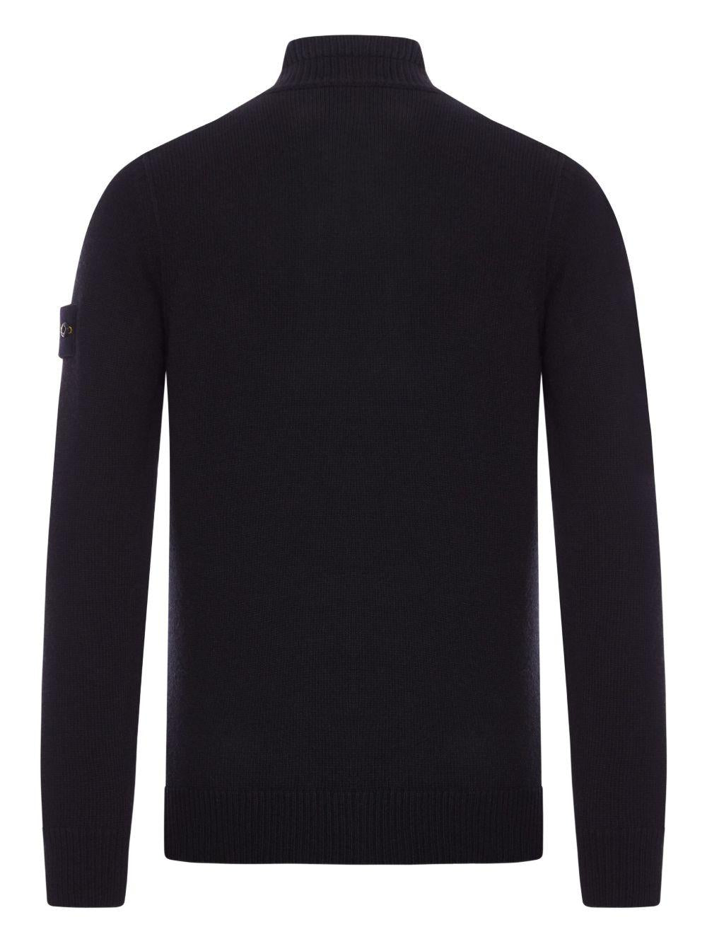 Maglione nero in lana a collo alto con bottoni 