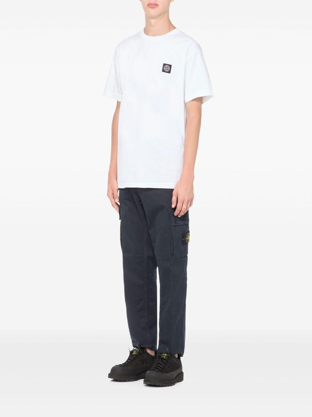 T-shirt bianco con applicazione logo 