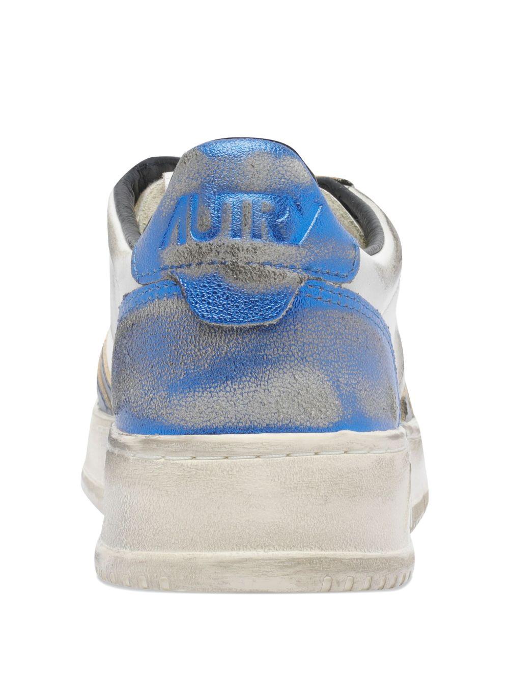 Sneakers bianche in pelle con logo ed effetto vissuto 