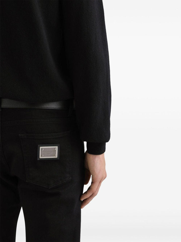 Maglione nero girocollo con logo ricamato 