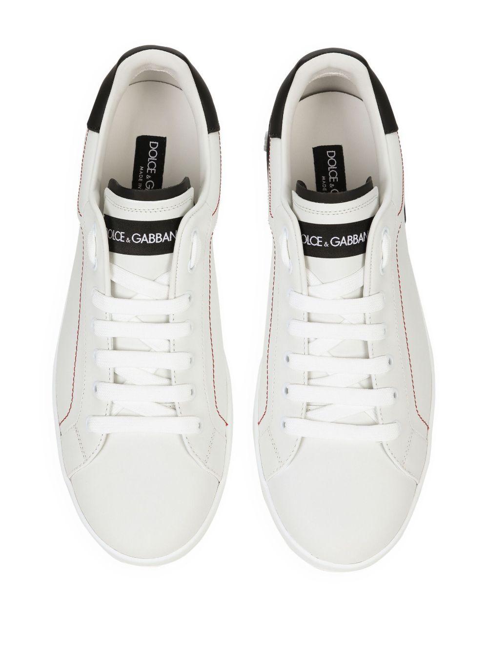 Sneakers bianche in pelle con patch logo 