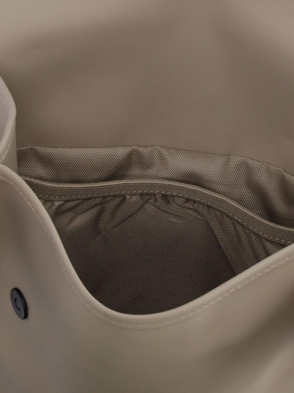 Zaino beige waterproof con chiusura a battente e moschettone 