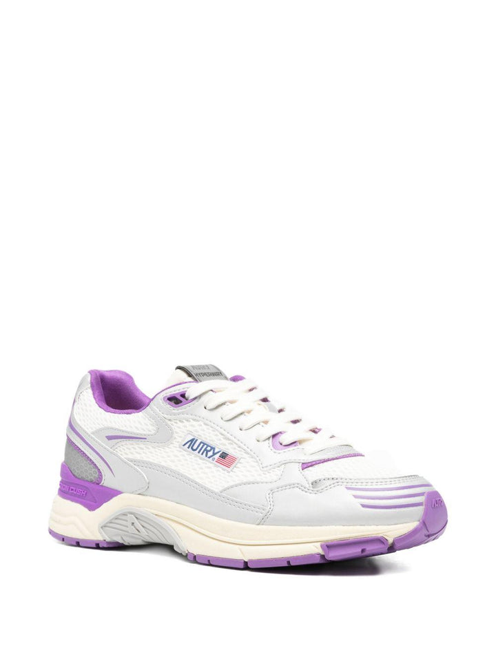 Sneakers bianche con dettagli riflettenti 