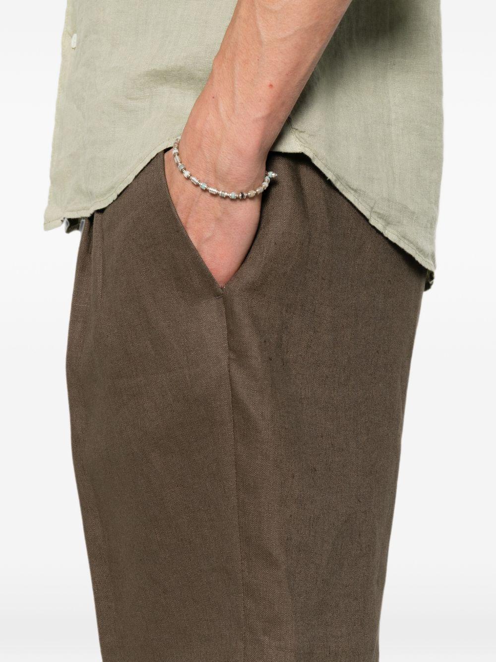 Shorts marroni con pieghe 