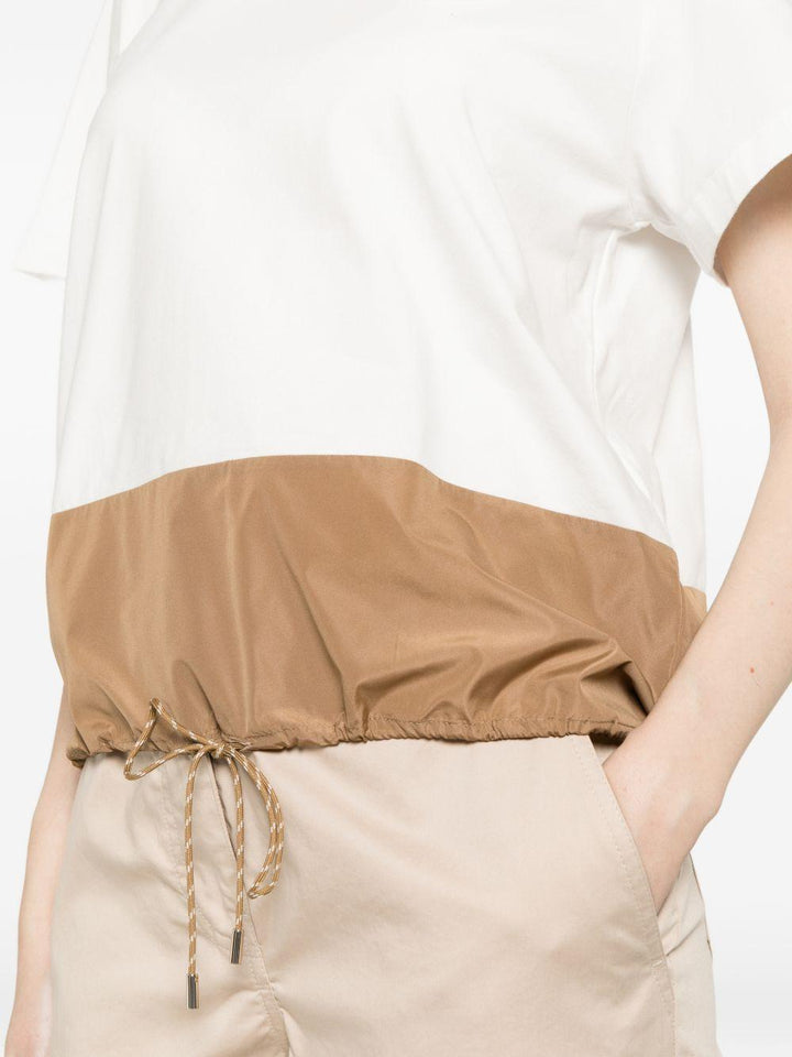 T-shirt con dettagli a contrasto 